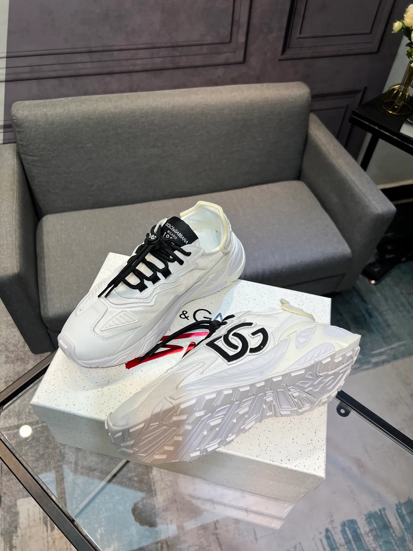 Men's shoes 💰580 Dolce&Gabbana D&G's latest casual sneakers. Original purchase, development and production. DG's latest explosion. The tongue has the brand's iconic details. It is fashionable and versatile and can add luster to various looks. Create an exquisite design with unique dynamic vitality and modern atmosphere, showing modern and elegant style. Exquisite packaging at the delivery counter🛍📦 ▪️Fabric: Original customized cowhide, lining: Original customized breathable lining, Size: Men's 38-44 (45 46 customized)